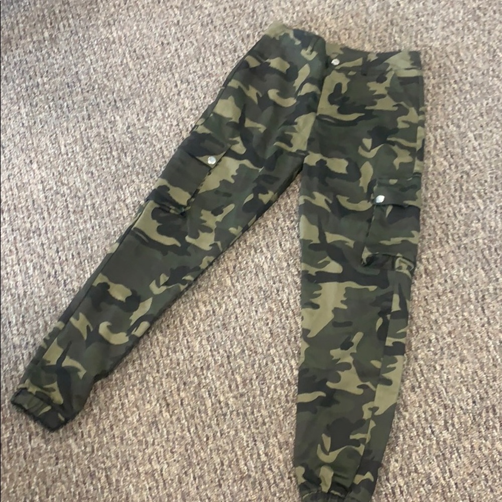 Camo pants size medium with elastic ankles